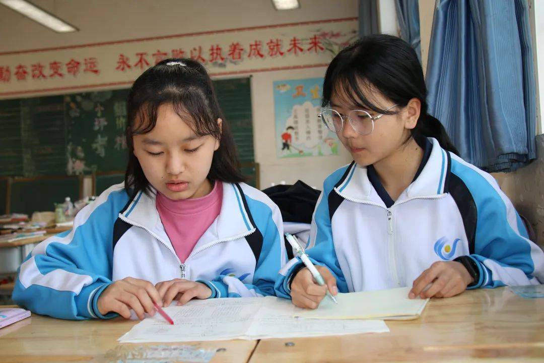 何舒琳,是旺苍县七一中学2022级8班的一名学生.