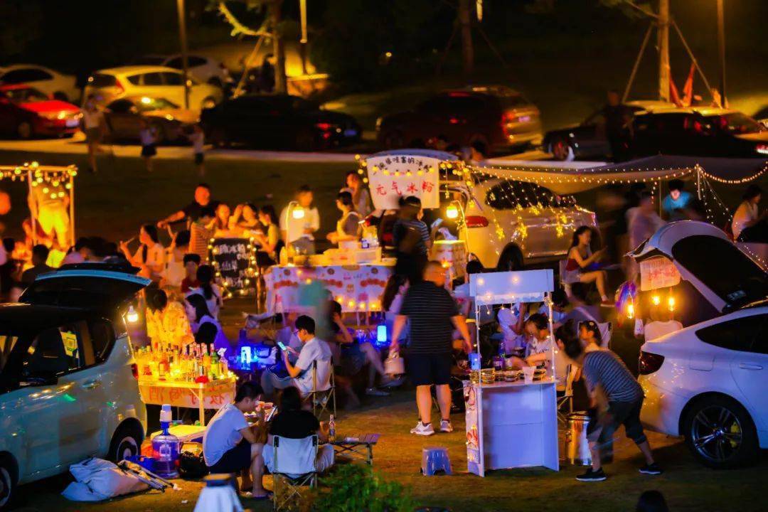 上饶时光park街区时光嘻市设立美食小吃,手作小店,艺术空间,后备箱尾