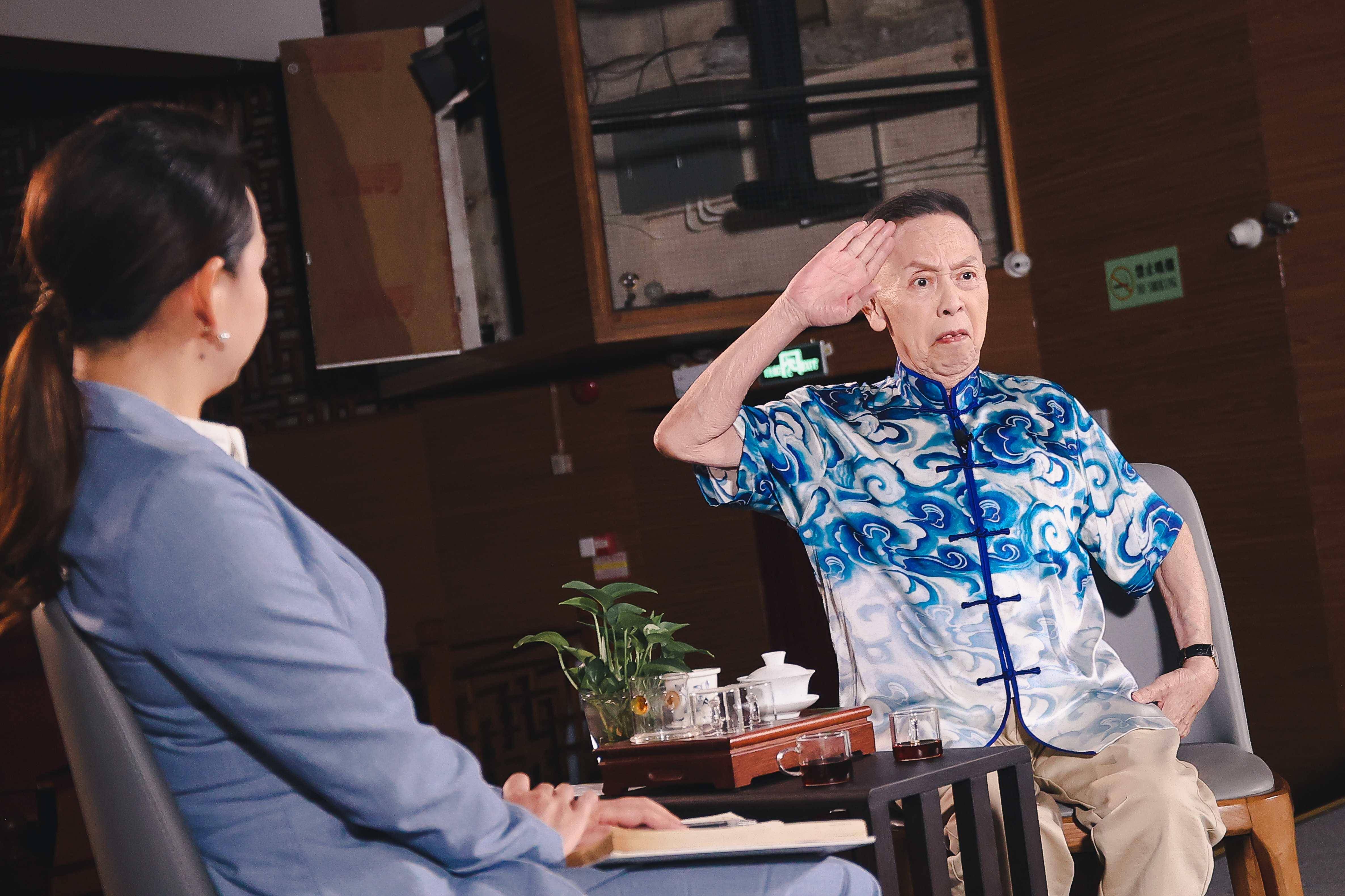 【视频】五一睇片|展现七十年艺术生涯:岭南笑匠黄俊英系列专题片陪你