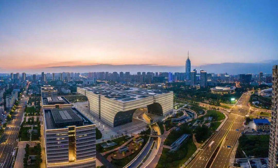 楼高是常州最具代表性的地标建筑之一常州现代传媒中心而相隔不远的现