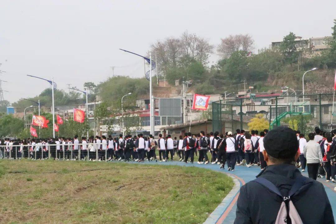 愿井陉二中的团员青年能够以本次徒步研学为契机,积极进取,争做新时代