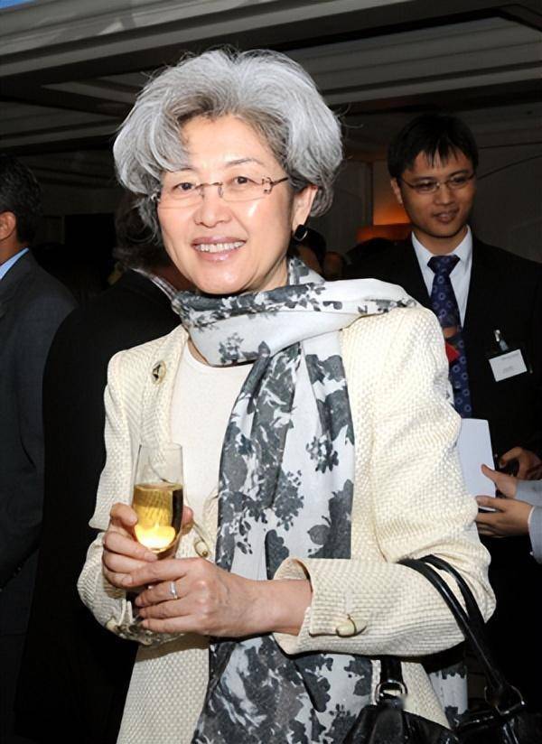 70岁傅莹亲身示范:西服合身,旗袍不短,头发不刻意染黑,好优雅_的设计