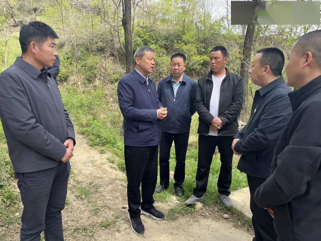 4月28月,县委副书记,县长刘景原在雷王乡调研农村供水保障,防返贫监测