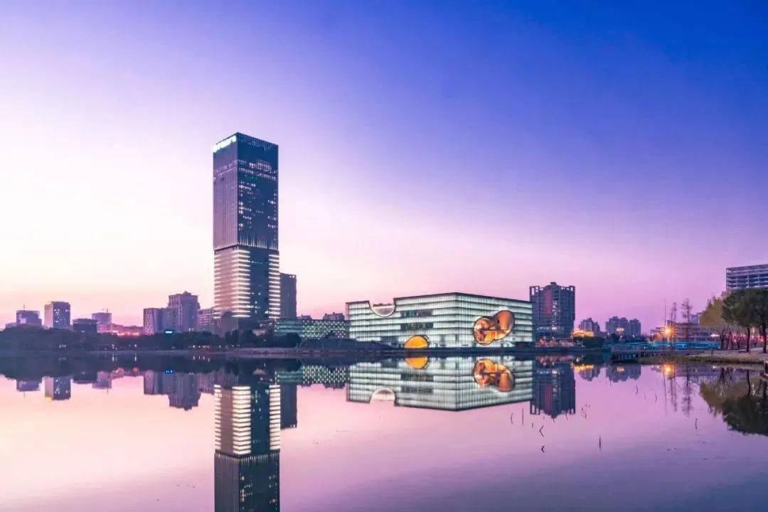 远香湖位于上海嘉定新城核心片区,是上海西部最大的人工湖,环湖区形成