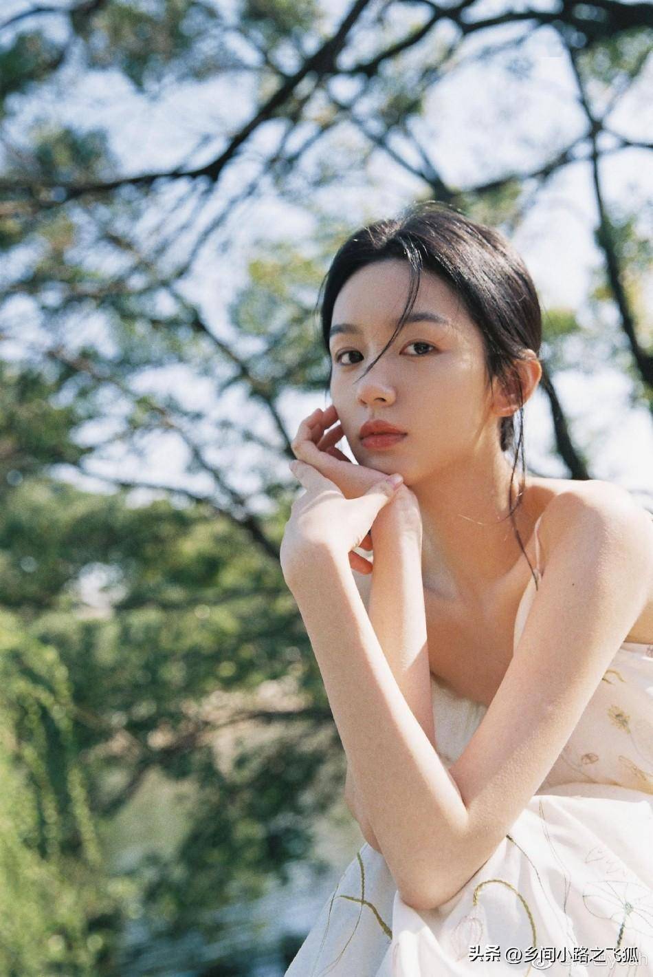 周也分享最新写真清新自然 身穿吊带碎花裙侧颜精致