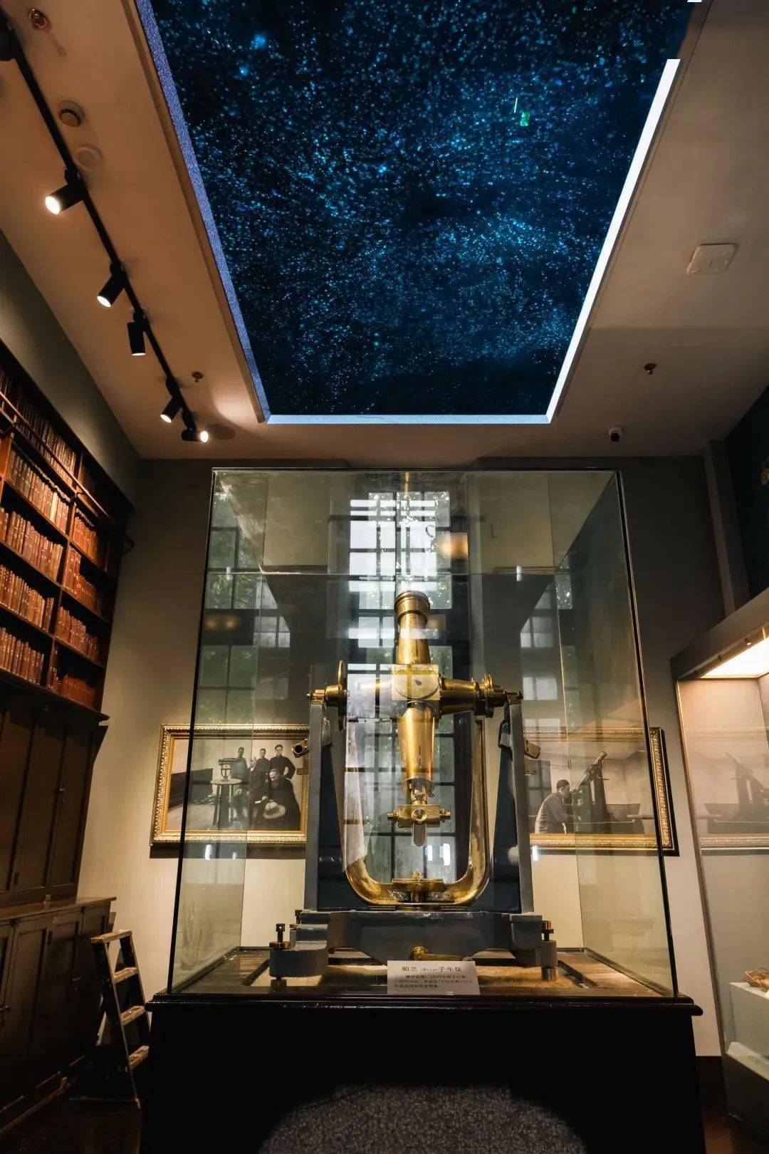 此外漫步博物馆主建筑曾使用过的砖块被完好保留并展览;楼顶特意开