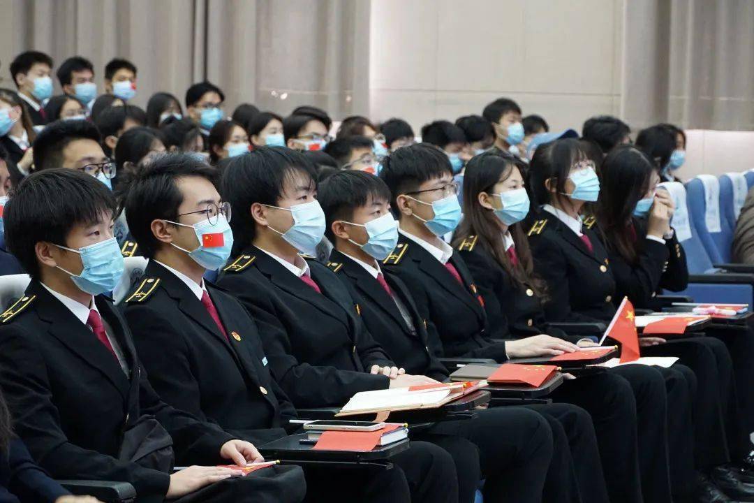 上了大学就发新衣服?_校服_青春_制服