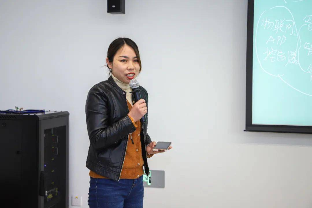 研究院黄琼研究员,人大附中劳动教育教研组组长李作林老师作点评指导