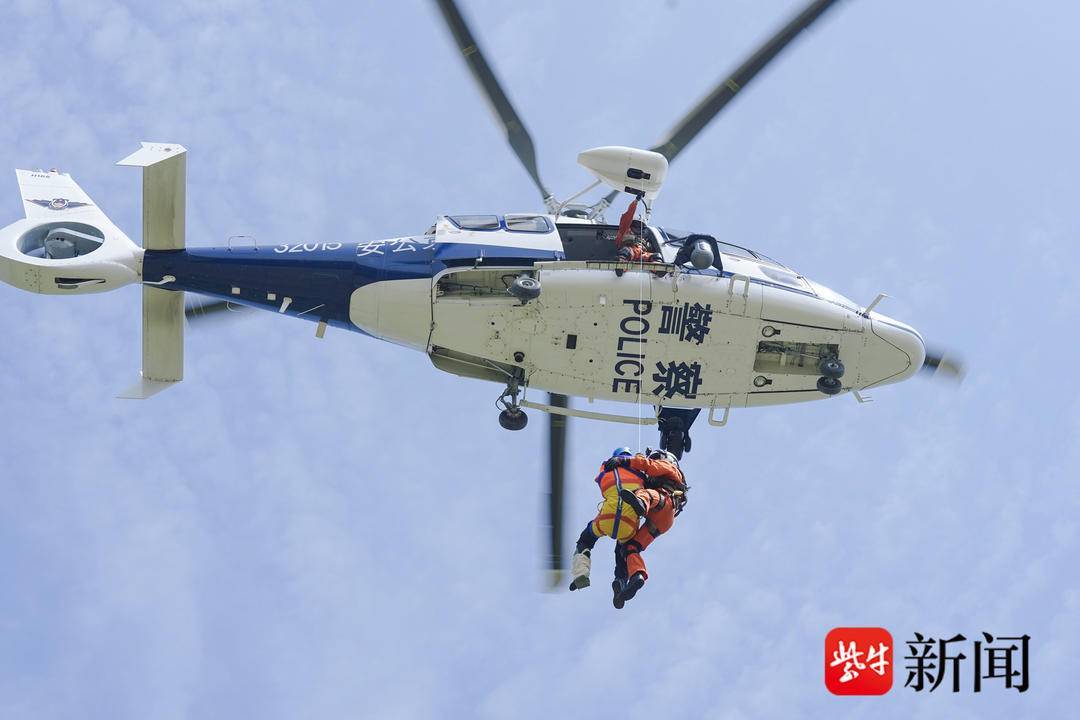 图为h155警用直升机搭载突击队员拉练图为南京特警进行救援拉练图为