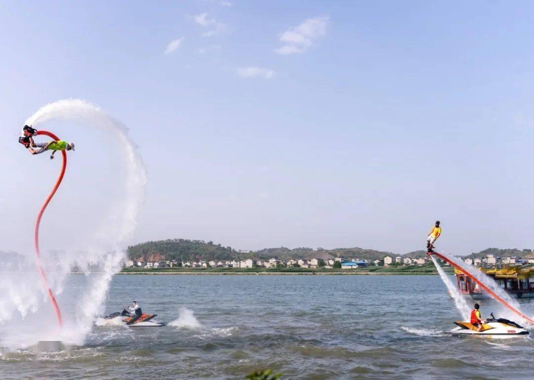 一下车,就看到岸边汇聚了很多人,音响里远远地传来水上飞人表演即将