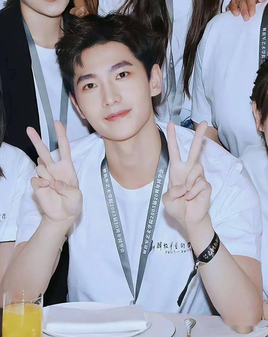 杨洋20周年同学会被争相合影 与同学跳舞场面超嗨_照片_来源_娱乐