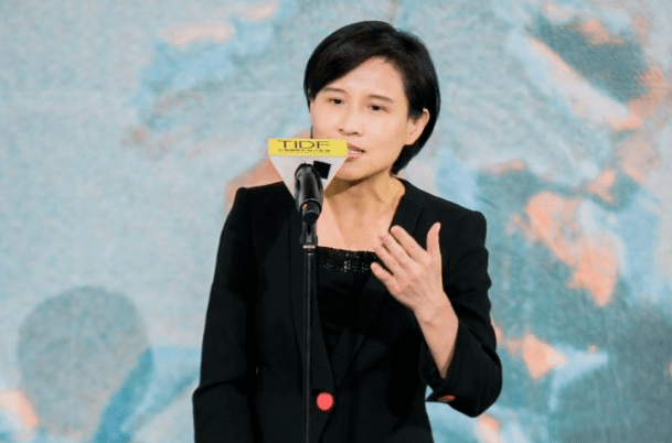 台湾女政客一边在大陆敛财,一边叫嚣独立,结果被人当中扇耳光_郑丽君