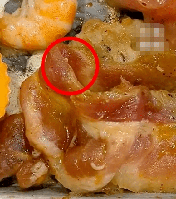 广州:顾客吃自助烧烤,竟发现肉上爬满活蛆,惊呆了!_回应_有关_生产