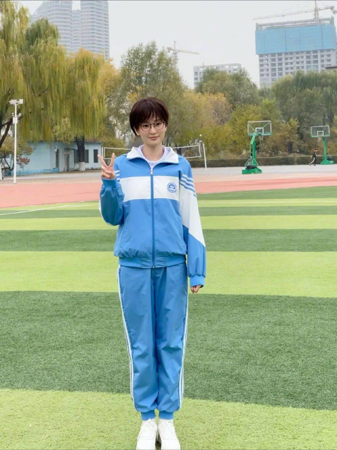 蓝白色的青春梦_校服_图片_来源