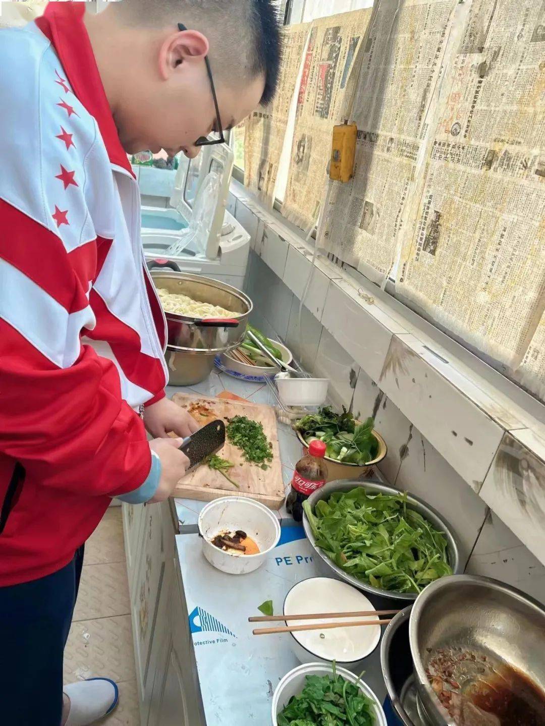 咱们不去淄博也能在家吃烤串.十三中的同学们十八般武艺样样精通.