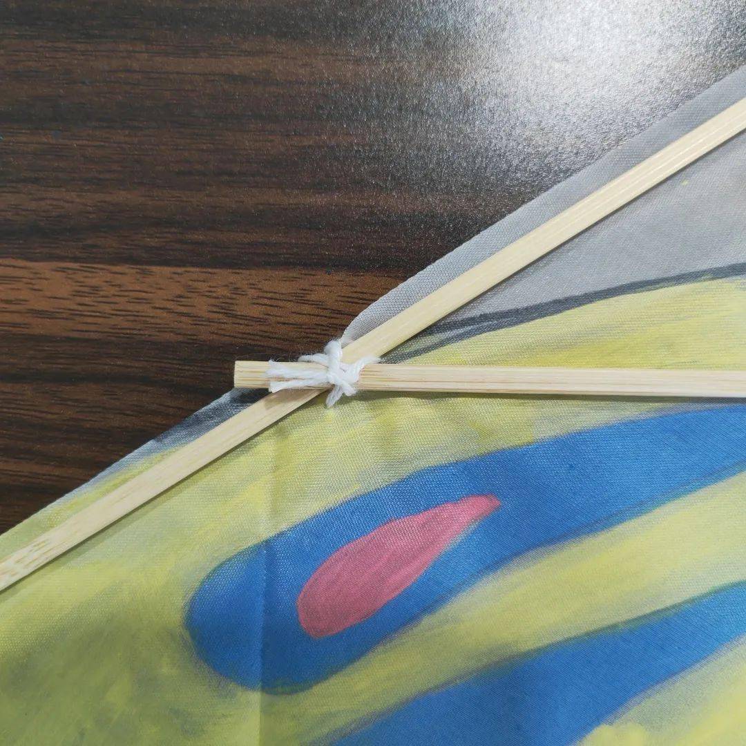 4,在风筝尾部点缀上彩带5,在风筝正面系上提线.