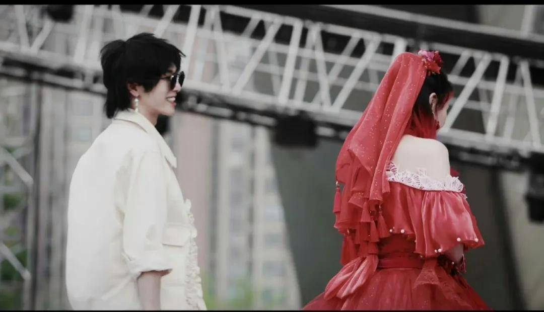 华晨宇火星演唱会:一位神秘女子身着红色婚纱,与偶像同台演出