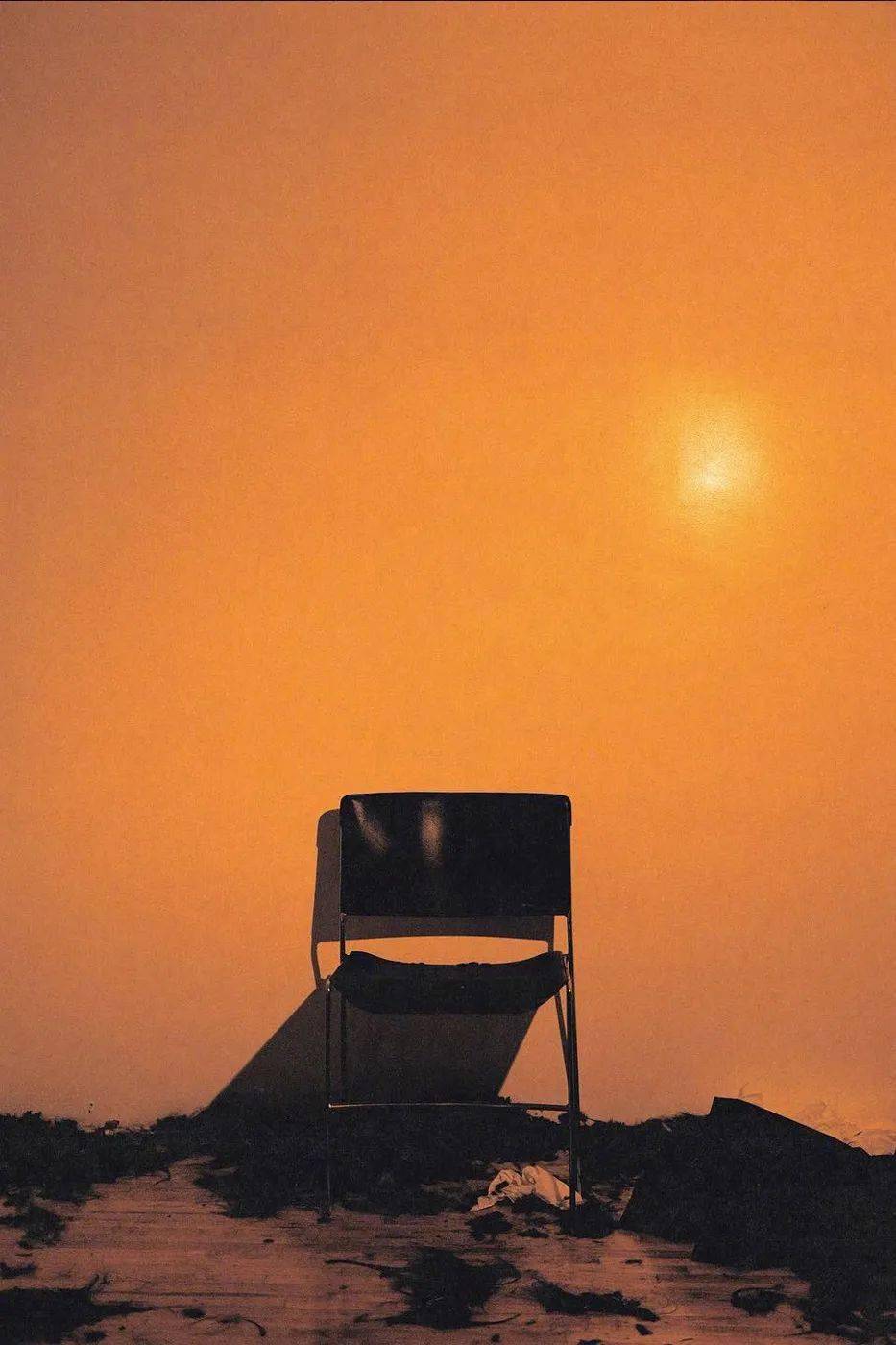 此次活动,侃爷选址在梅尔罗斯大街的一栋空旷楼宇中举行,从场景来看