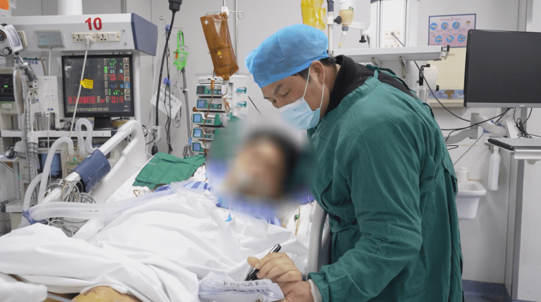 头,胸,肚子,腿都受伤了,来的时候给他气管插管,上呼吸机,输血抢救治疗