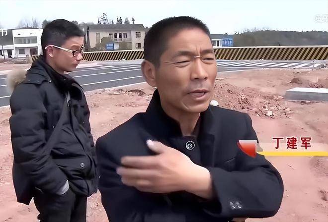 挨了打的丁建军脸上流露出一丝尴尬,不过他并没有生气,继续对王悦说:"