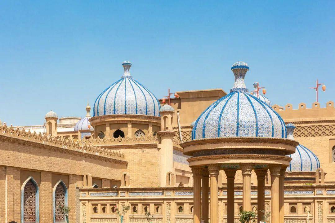 在莎车老城区品尝到地道的烤肉,跟着当地人简单的聊天互动,我喜欢这种