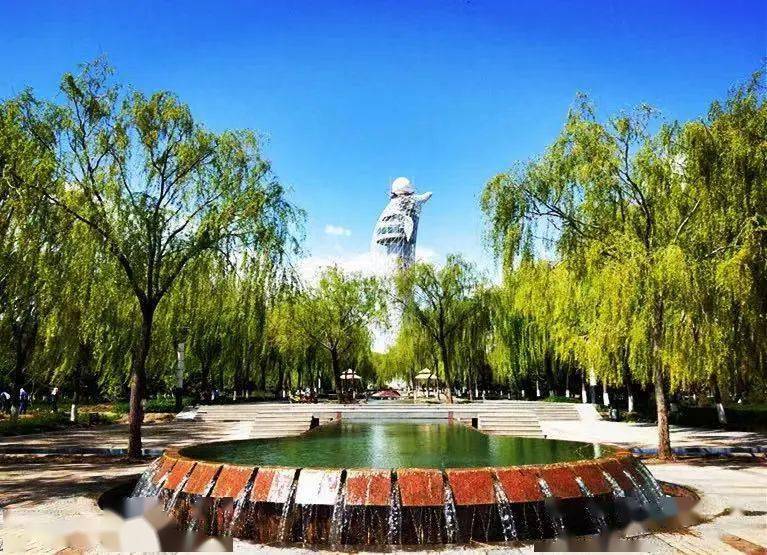 嘉峪关春季柳枝泛绿,春意盎然,夏季则绿树成荫,绿韵流淌;东湖生态公园