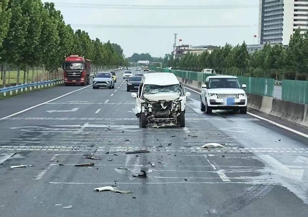 急需救助328国道 水屯镇境内 发生车祸驻马店高新区消防救援大队接到