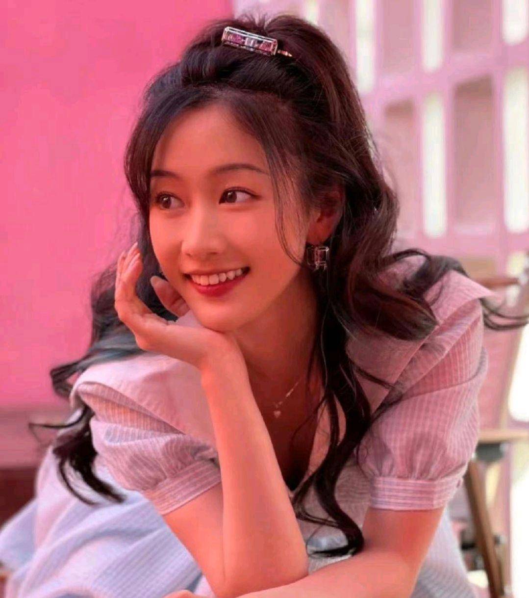 刘美含也是一个童星,14岁时以电视剧《女生日记》出道,但似乎没有什么