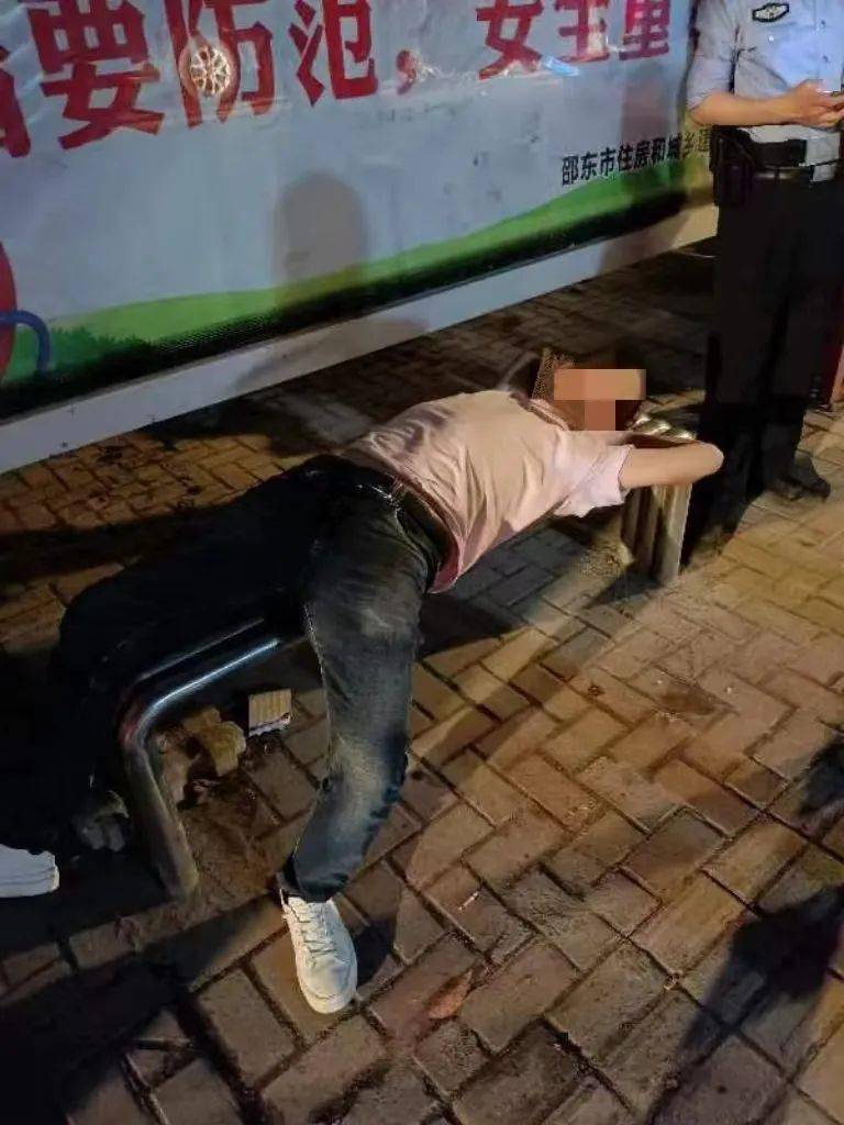 邵东八一路边睡着一名男子!啥情况?_夜间_身体_新闻