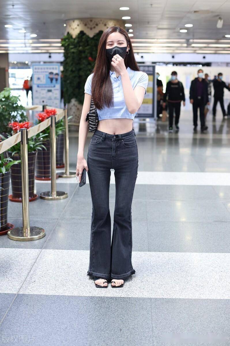 吴优现身北京机场,身着露脐装尽显小蛮腰