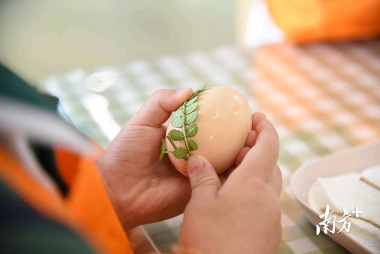 草丛边上,认真地挑选,采摘,不一会便收集了一篮子制作"立夏蛋"的草本