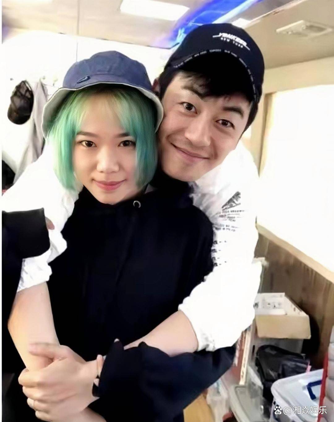 朱亚文搂抱女化妆师姿势暧昧,引发争议_明星_事件_行为