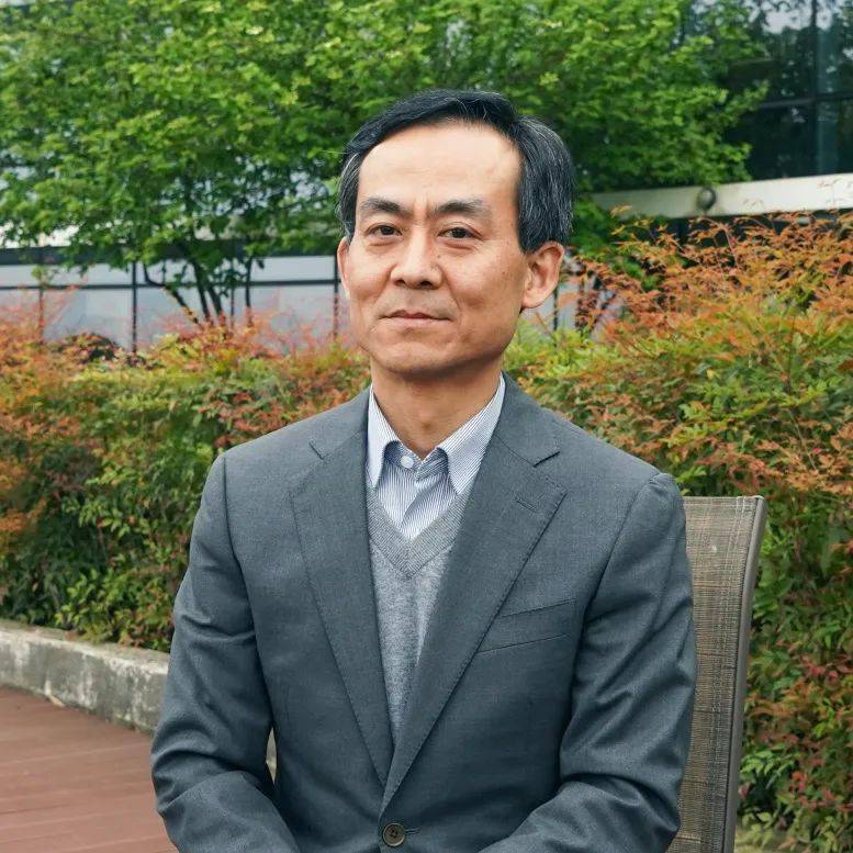 联合阅读推广界名家,图书馆馆长,主编或作者,每周