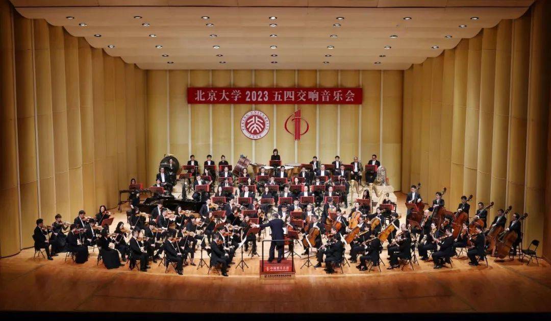 音乐会的下半场,听众欣赏到了中国爱乐乐团常任指挥夏小汤执棒演绎的