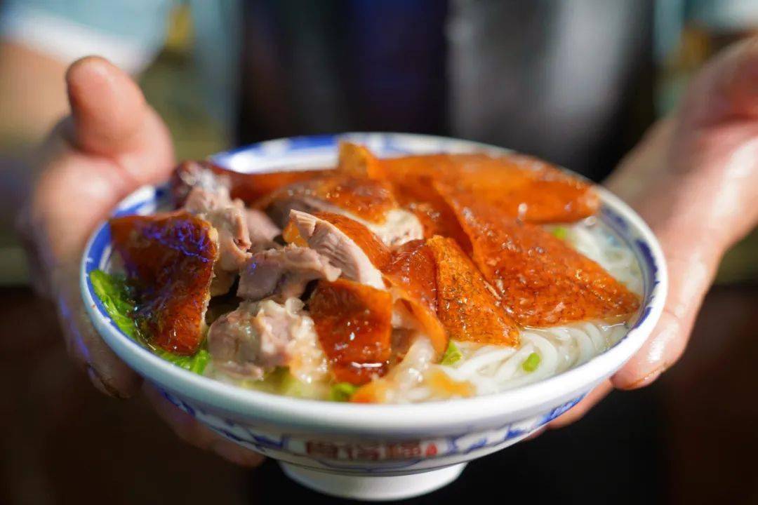 曾在食得福美食店吃烧鹅濑粉祖籍厚街的王祖蓝与妻子一起打卡厚街传统