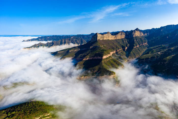 5月7日,雨后天晴,晋中市左权县境内的太行山脉出现云海景观.