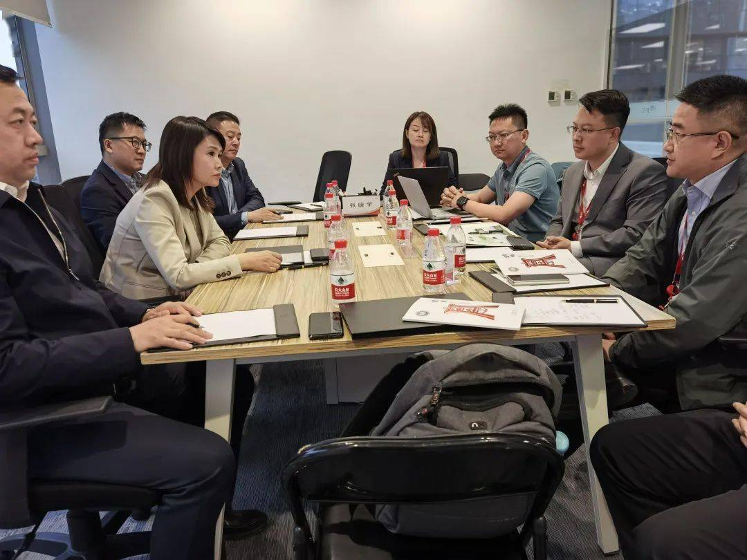 郝旺在京东科技集团行业拓展部商务总监郑艺陪同下,先后来到京东集团