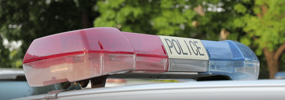 警灯闪烁,警笛齐鸣伴随着一声令下出动警车八辆40余名党员干警再次