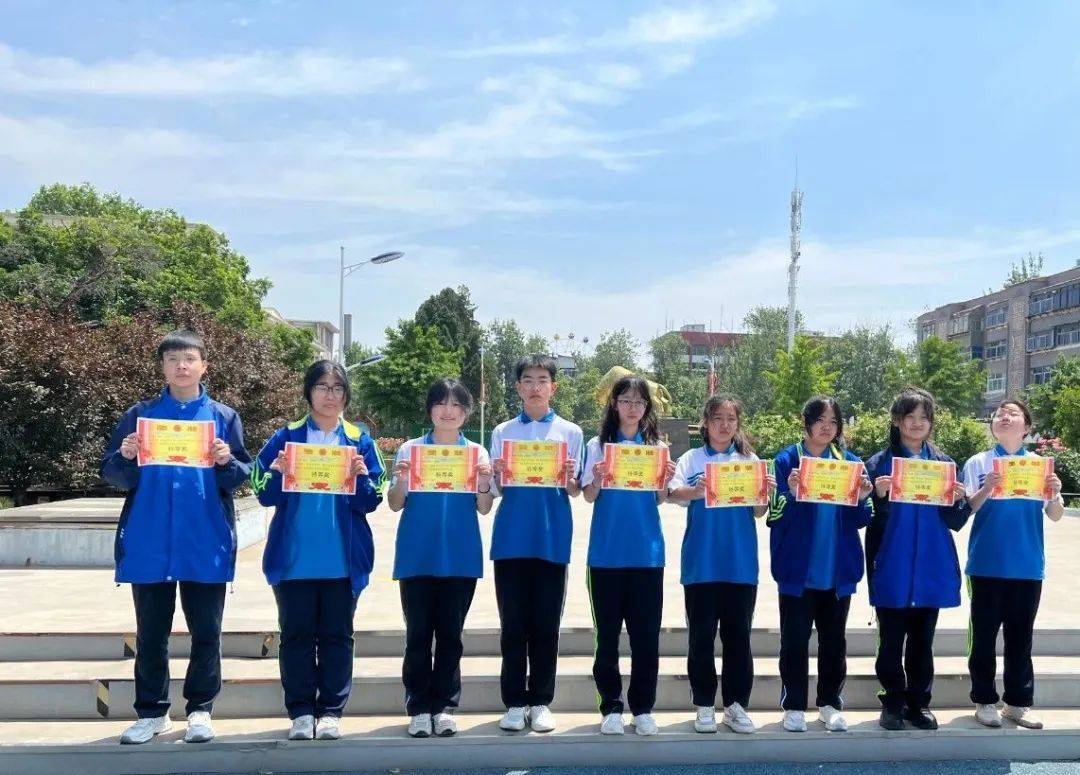 眼观世界 手绘数学——焦作市外国语中学高一年级开展数学手抄报评比