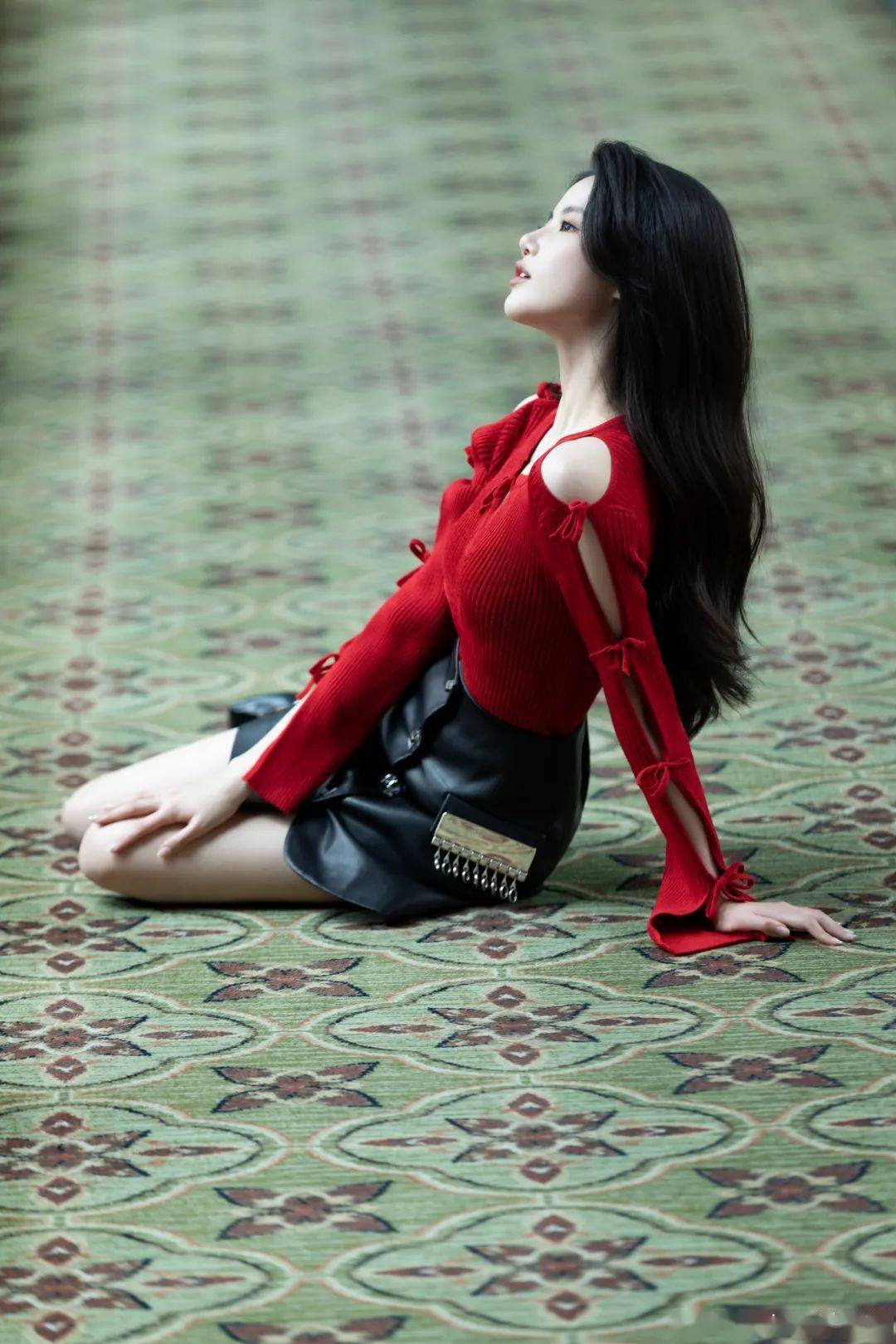 本身发量就优秀的孙珍妮,微卷发型更添视觉发量,低头的柔情令人无法