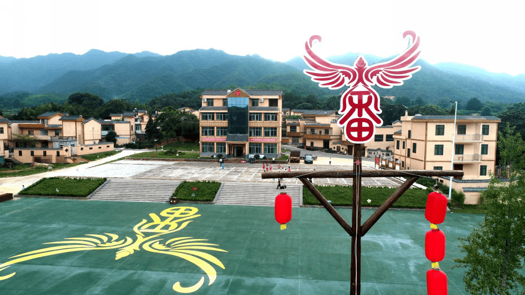 村庄一角能歌善舞的畲族村民在对唱山歌"三月三"乌饭节现场直播"三月