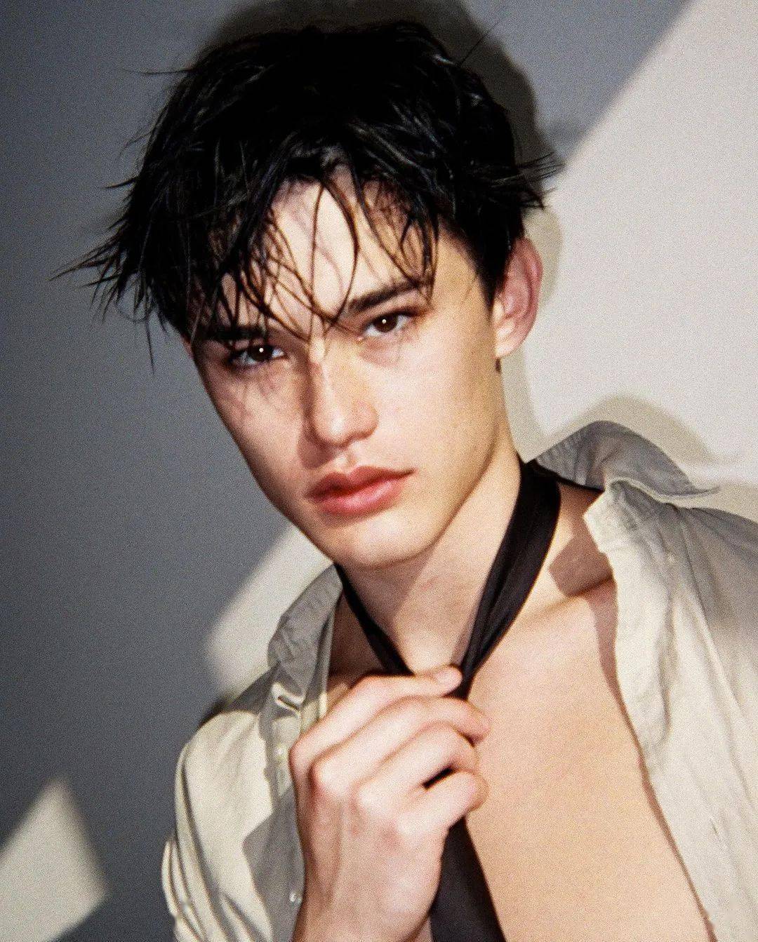 华裔混血小鲜肉男模拍摄 burberry 泳装广告,打入时尚圈内部了!