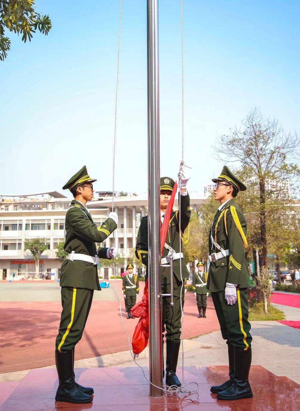 以青春之名,燃护旗薪火——我校举行国旗队交接仪式_升旗_实验_红旗