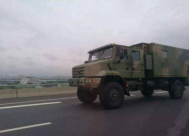 解放军新型装甲运兵车入役,战士随停随有战力_卡车_敌方_机动能力