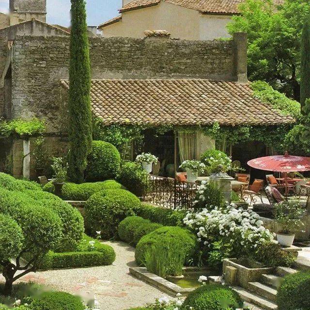 变废为宝 ▎回收市场的瓶瓶罐罐,成了贵族花园里的美丽花器_物件_生活