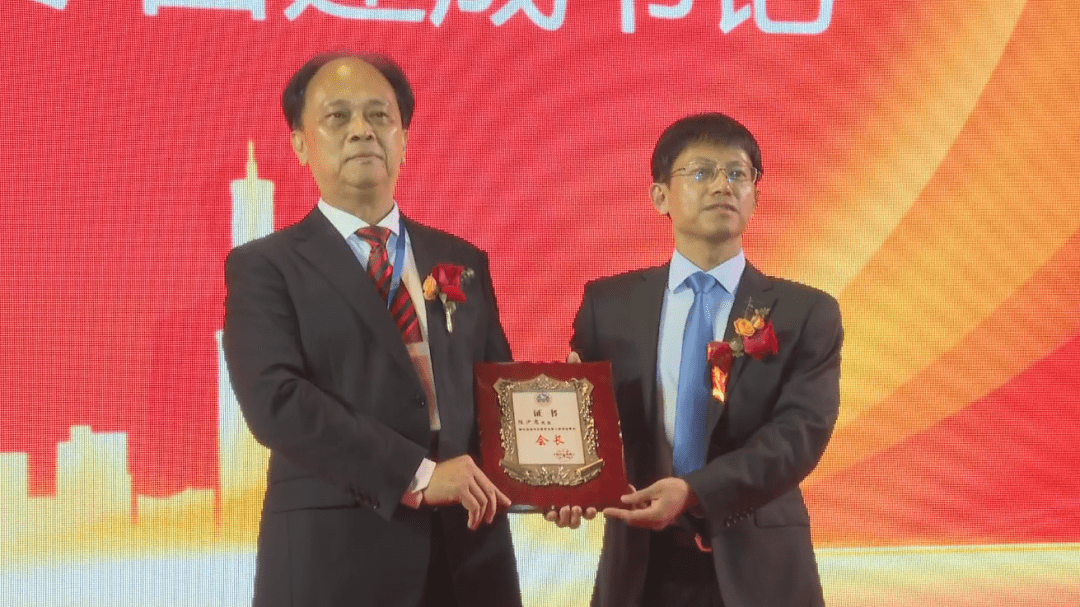 庆典大会上,县委书记吕建成为深圳市永春商会创会会长周友智赠送纪念