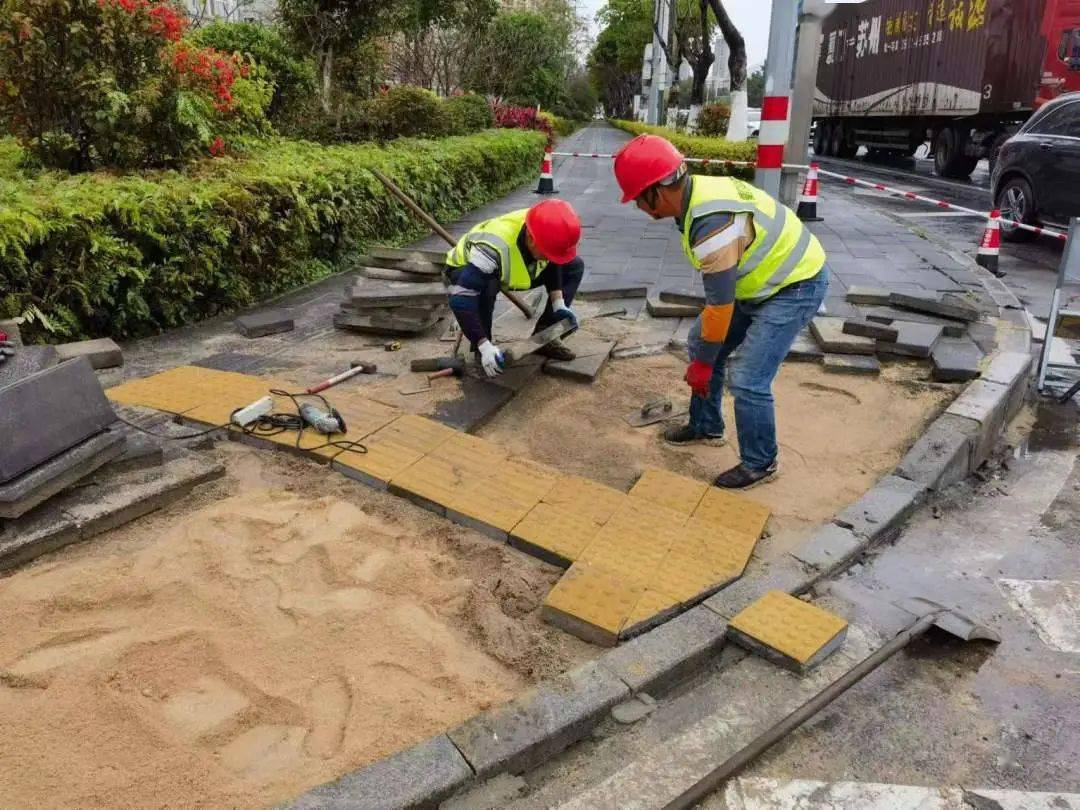 设置了一条宽度为50厘米的盲道改造人行道时同安公路部门为保障视障
