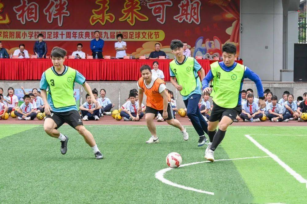 这十年间,龙岩学院附属小学的绿茵场,见证了无数优秀少年扬帆起航的