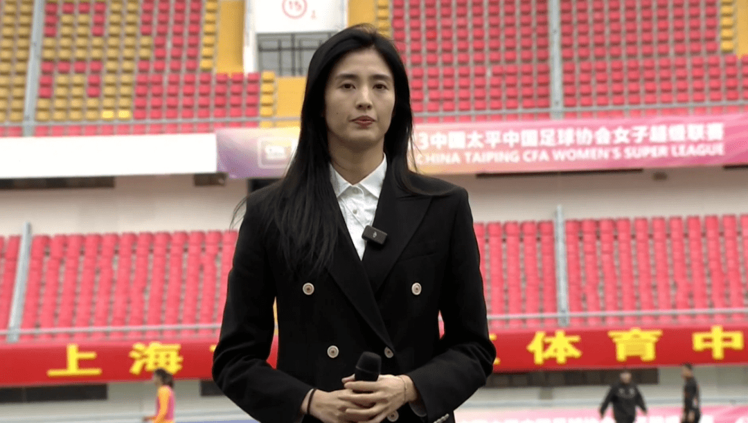 退役仪式感慨良多 女足国脚赵丽娜开启人生"下半场"_上海女足_足球