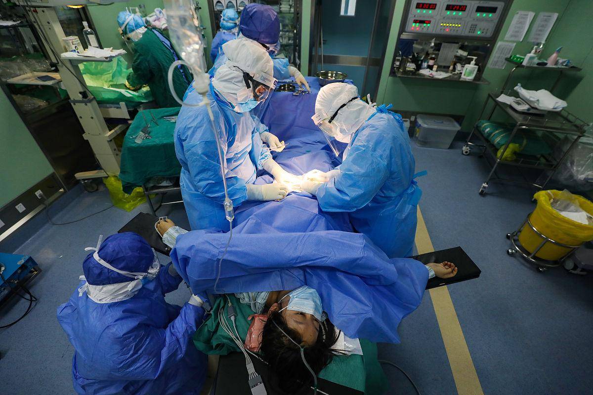 巴西一医生接生时扯断婴儿头部,陪产父亲崩溃目睹过程_权益_医疗_孕妇